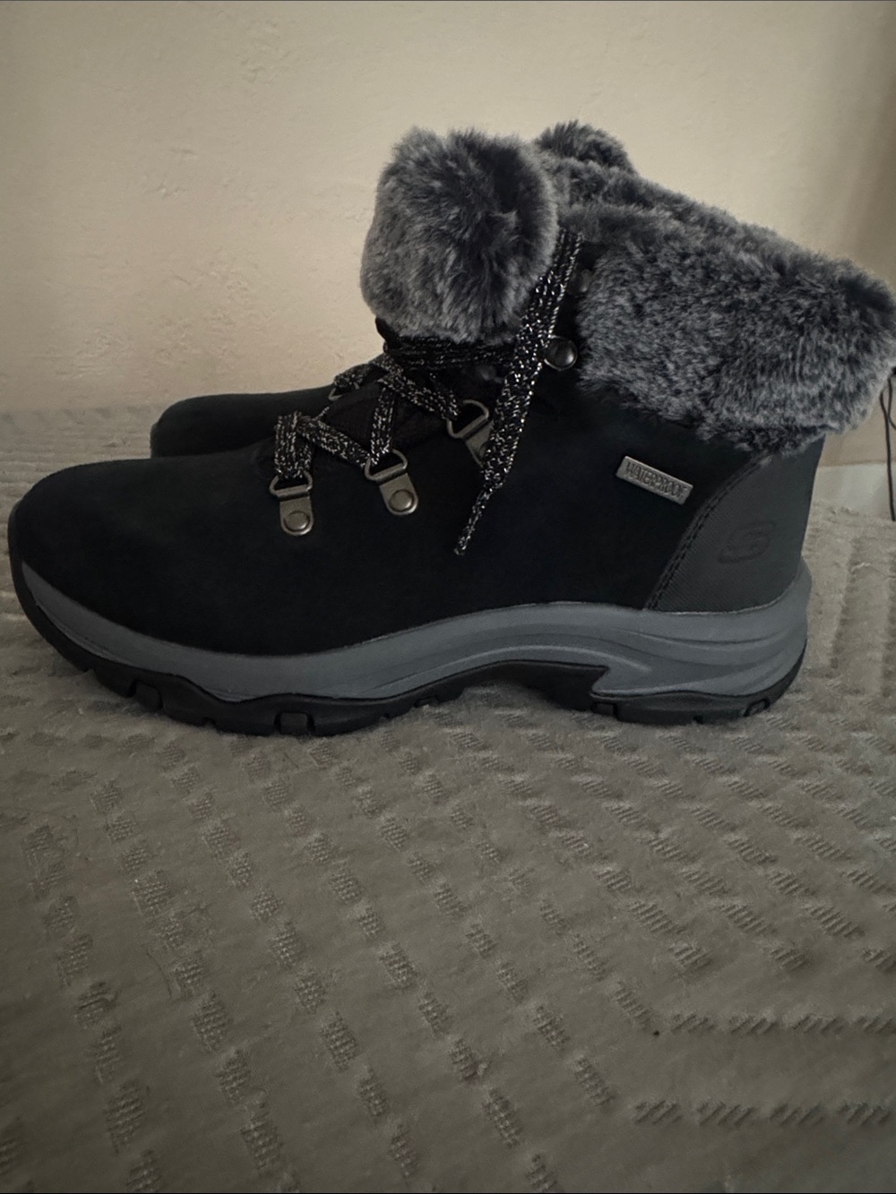 Skechers Black Ankle Winter Boots with Gray Faux Fur Cuff